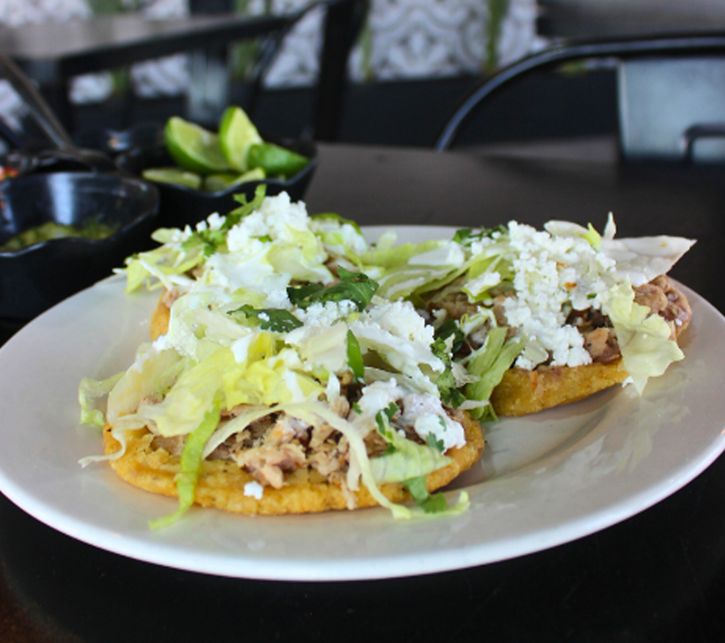 Sopes de carnitas